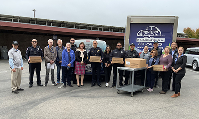 Salinas Police Officers Help with Meal Deliveries